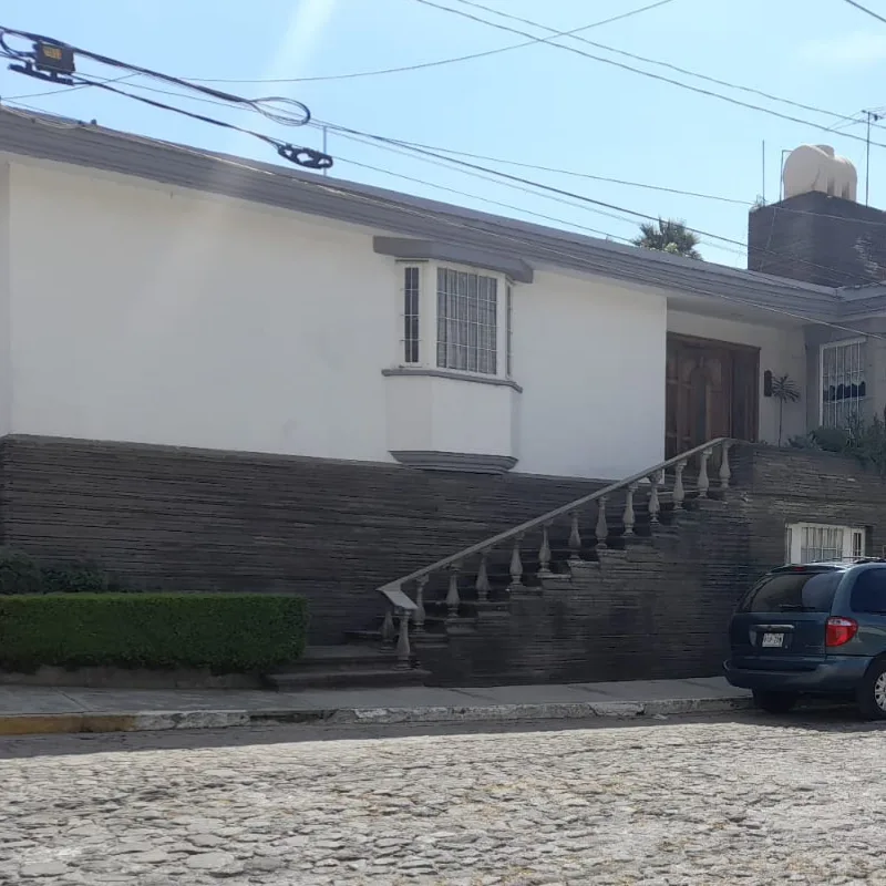 Frente de la casa de Arco 73, con su escalinata de balaustres subiendo a la puerta principal.