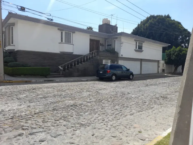 Frente de la casa, con su escalinata de balaustres subiendo a la puerta principal.