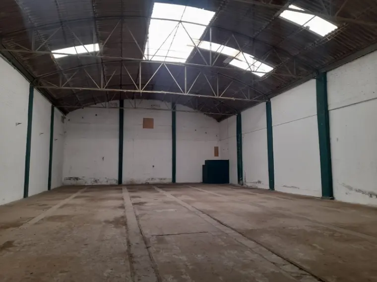 Interior de una de las naves, diáfana y en fuga hacia el fondo, con lucernarios en la cubierta.