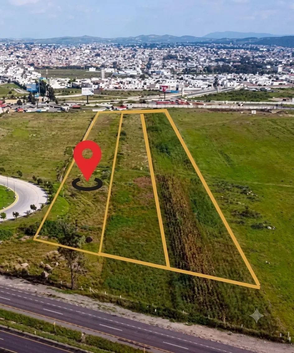 Vista aérea del predio junto al bulevar, con el polígono del terreno marcado sobre la fotografía.